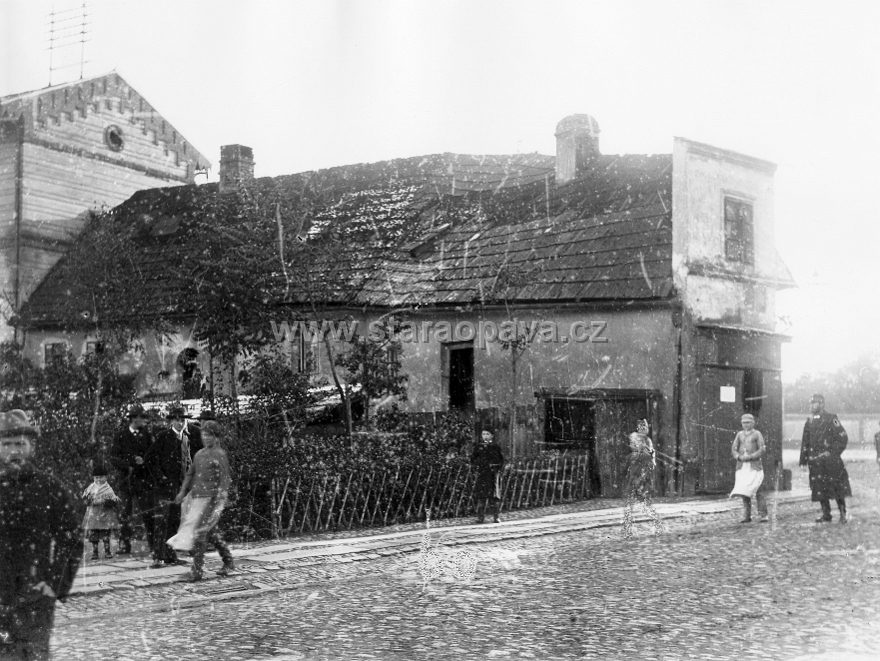 ostrozna (4).jpg - Tzv. Klavier který stával v horní části Ostrožné ulice a vedle část Shinzelova domu, který stojí dodnes. Foto před rokem 1890